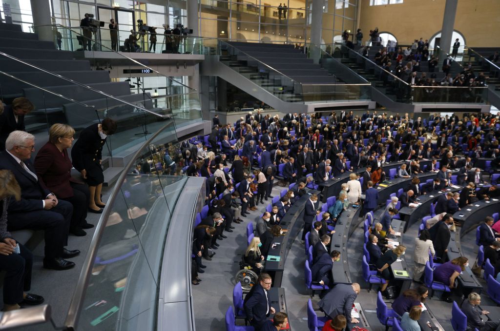 Angela Merkel in tribuna d'onore al Bundestag