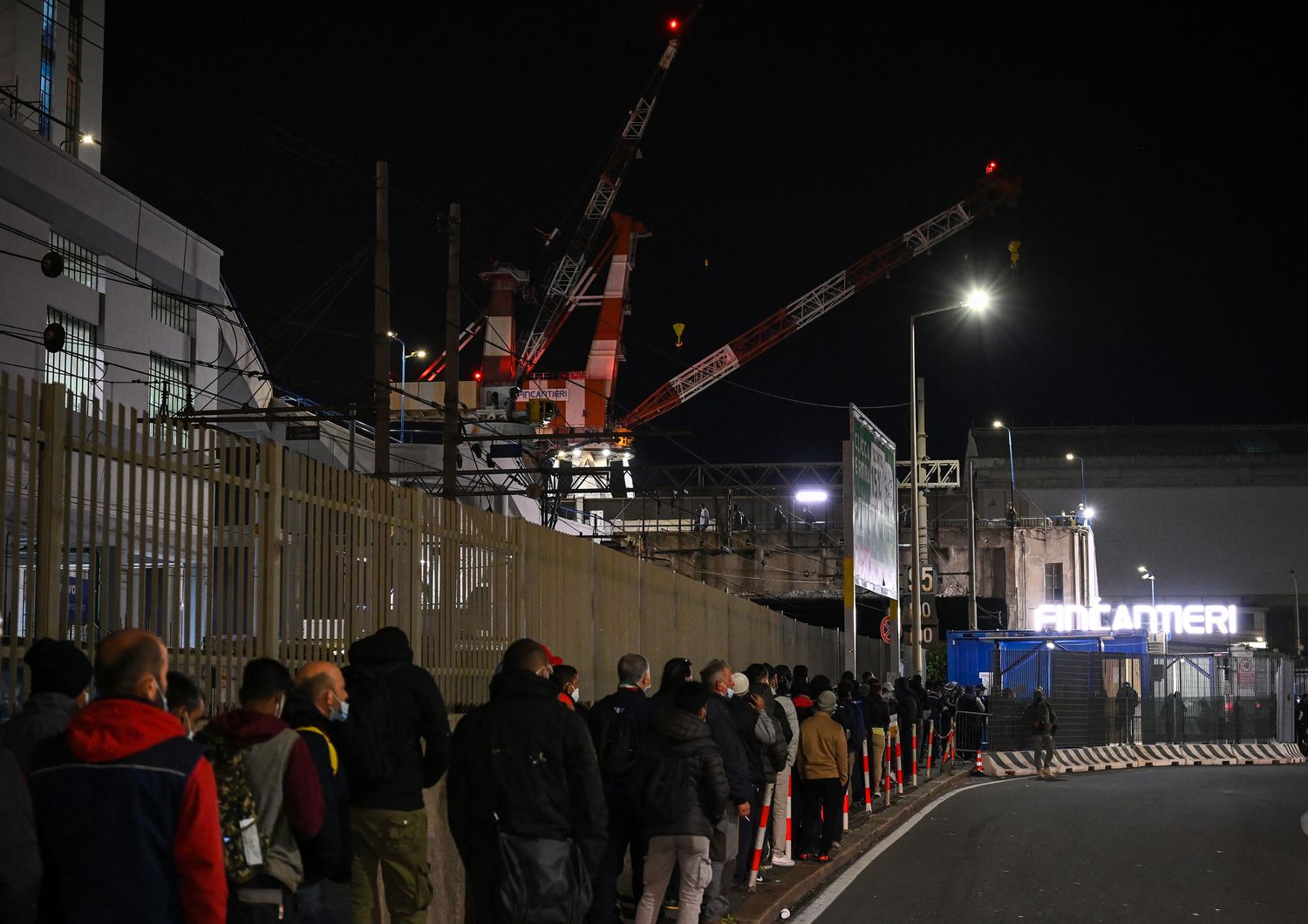 Lavoratori in fila per il controllo del Green pass in un cantiere del porto di Genova&nbsp;