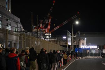 Lavoratori in fila per il controllo del Green pass in un cantiere del porto di Genova&nbsp;