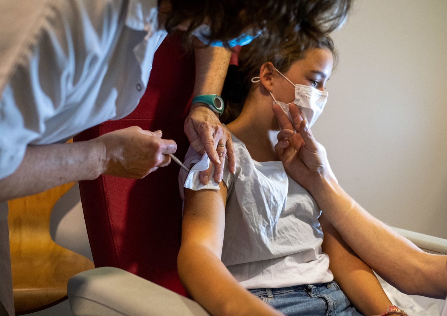 Una bambina si sottopone alla vaccinazione anti-Covid