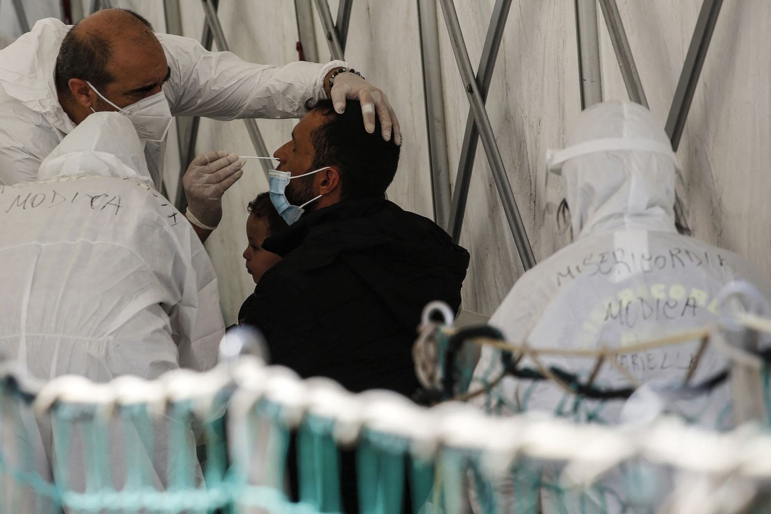 Tamponi per il Covid sui migranti sbarcati nel Porto di Pozzallo&nbsp;