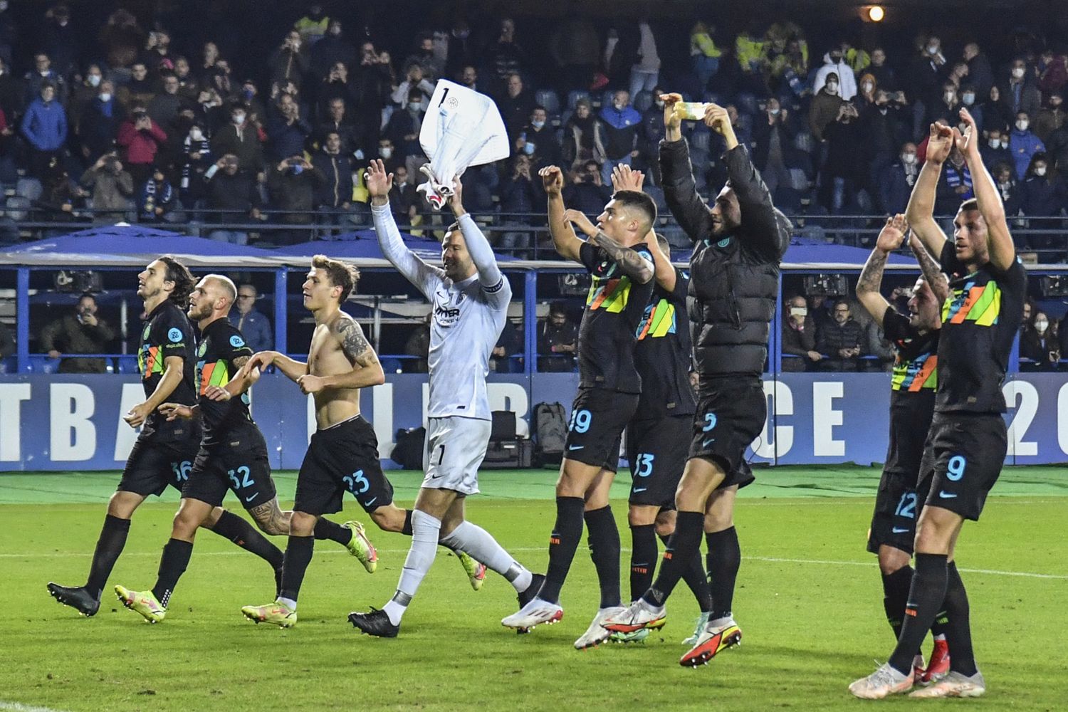 Gli interisti salutano i tifosi a Empoli