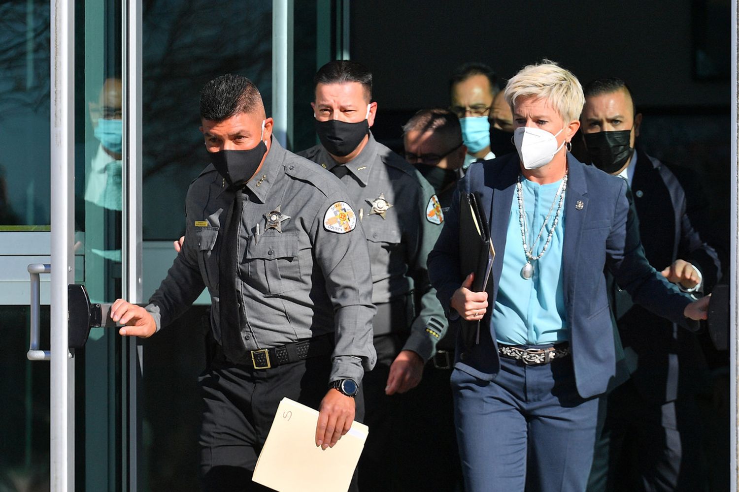 Lo sceriffo e la procuratrice distrettuale che conducono le indagini