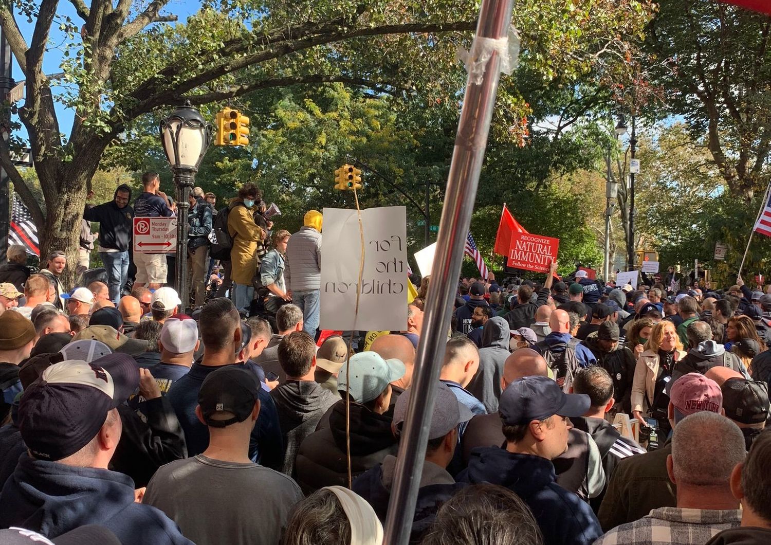 La manifestazione contro il vaccino obbligatorio dei pompieri di New York