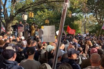 La manifestazione contro il vaccino obbligatorio dei pompieri di New York