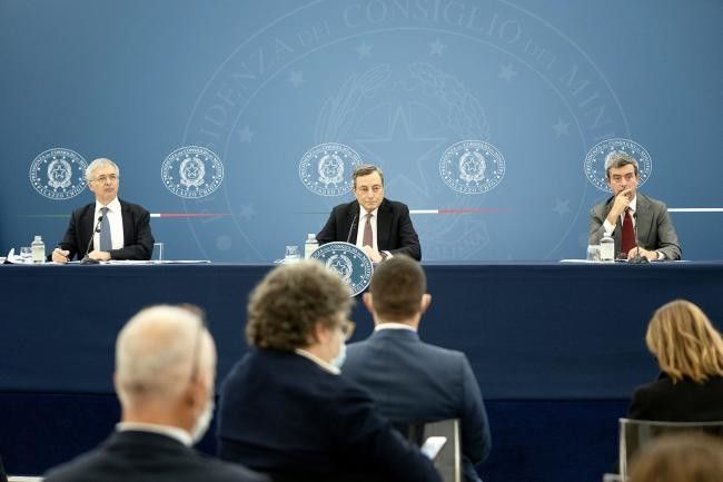 Un momento della conferenza stampa con il premir Mario Draghi e i ministri Andrea Orlando e Daniele Franco&nbsp;
