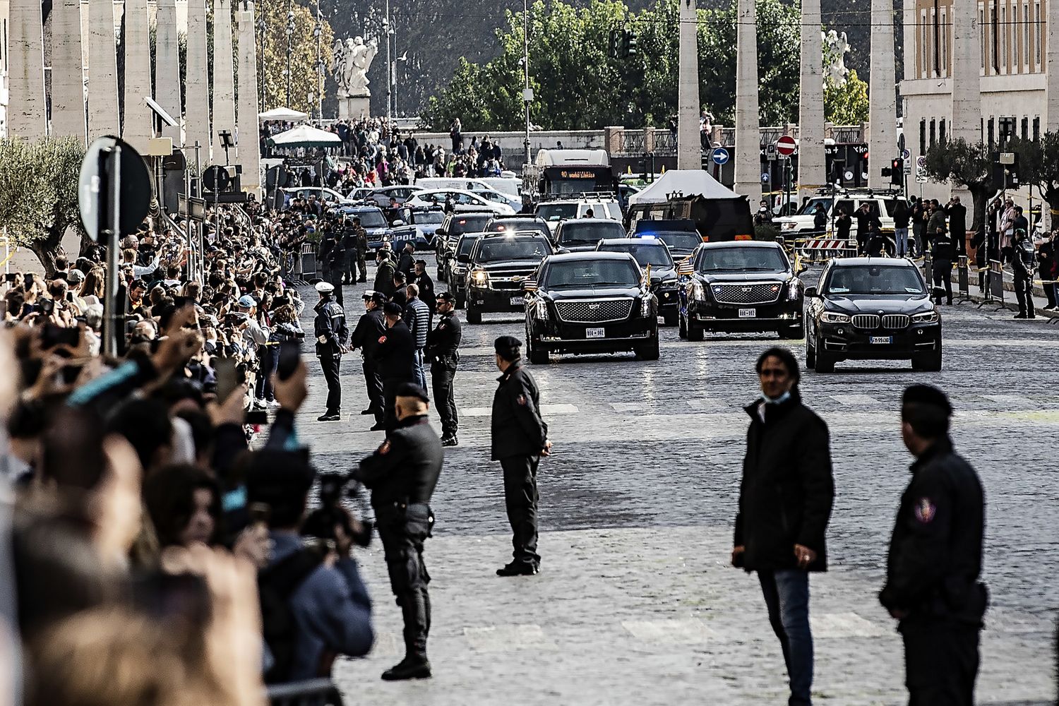 Il corteo del presidente Usa a via della Conciliazione