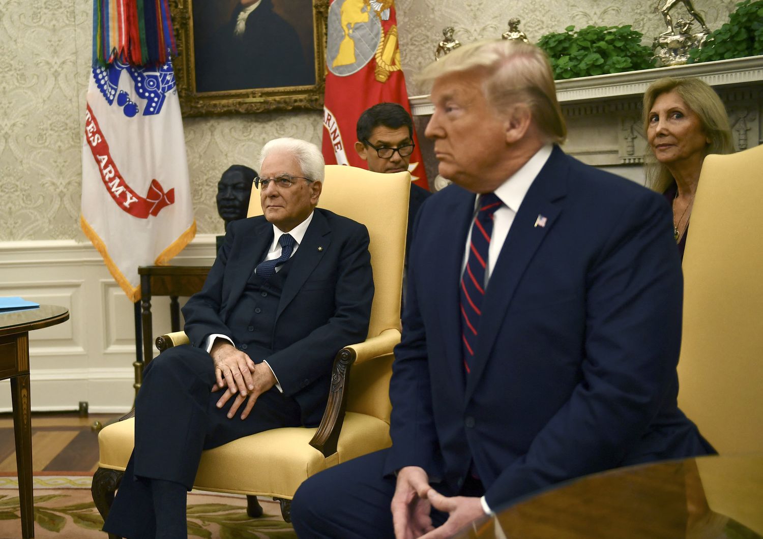 L'incontro tra Trump e Mattarella nel 2019. Alle spalle del presidente Usa l'interprete le cui espressioni divennero virali