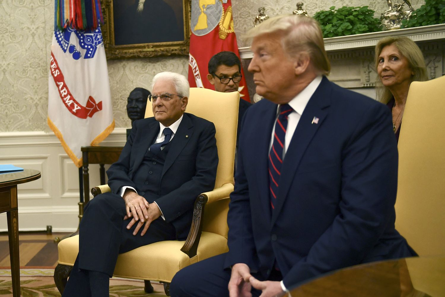 L'incontro tra Trump e Mattarella nel 2019. Alle spalle del presidente Usa l'interprete le cui espressioni divennero virali