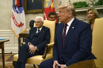 L'incontro tra Trump e Mattarella nel 2019. Alle spalle del presidente Usa l'interprete le cui espressioni divennero virali