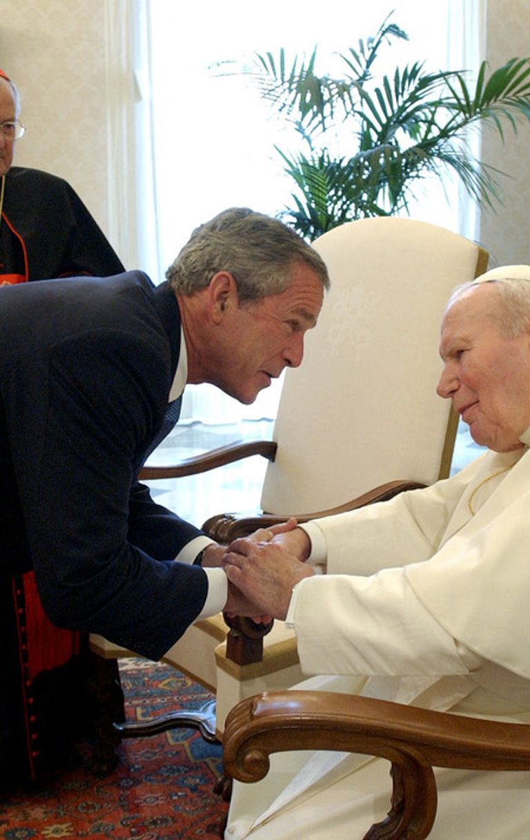 George Bush rende omaggio a Giovanni Paolo II