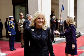 Jill Biden e, alle sue spalle, Serenella Draghi