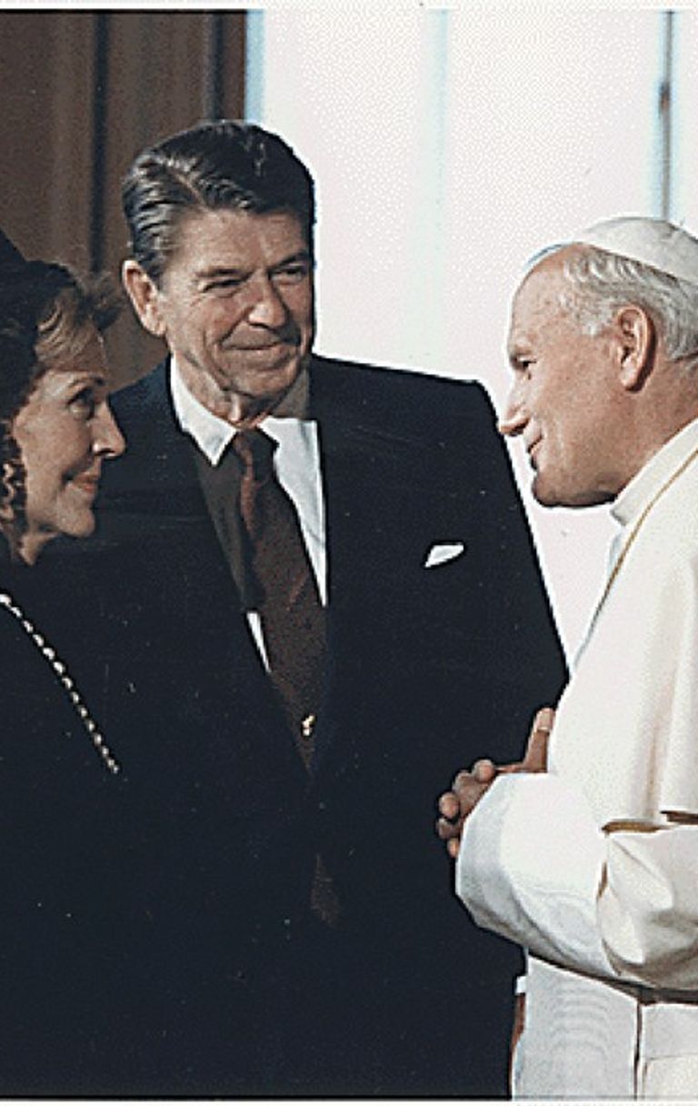 L'incontro in Vaticano tra Reagan e papa Wojtyla