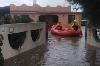 Vigili del fuoco salvano tre persone e un cane con un gommone