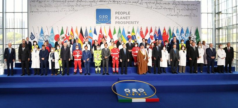 Al G20 foto dei leader politici con una rappresentanza di medici, infermieri e addetti al primo soccorso