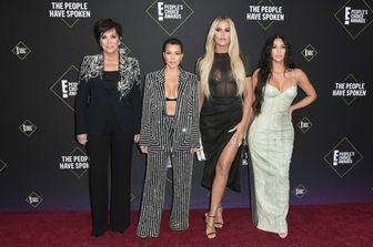 Khloe Kardashian - bionda - con le sorelle