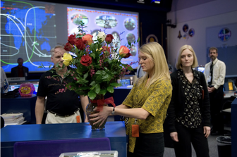 MacKenzie Shelton prepara un mazzo di fiori per commemorare la centesima missione al Mission Control Center nel 2009&nbsp;
