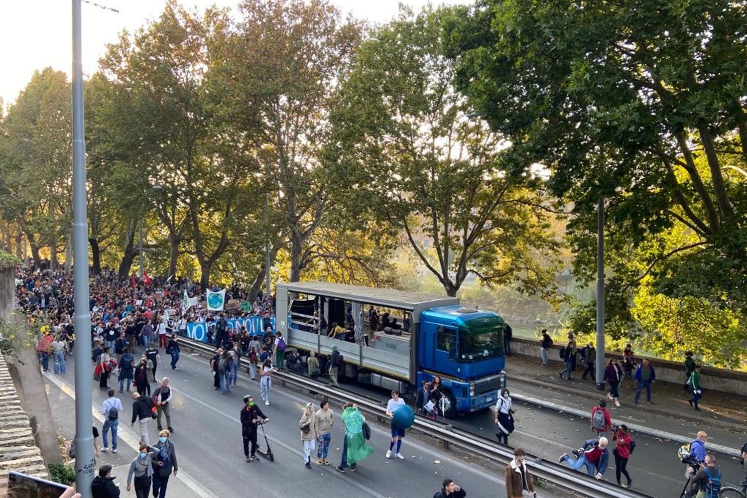 Il corteo Usb sul Lungotevere