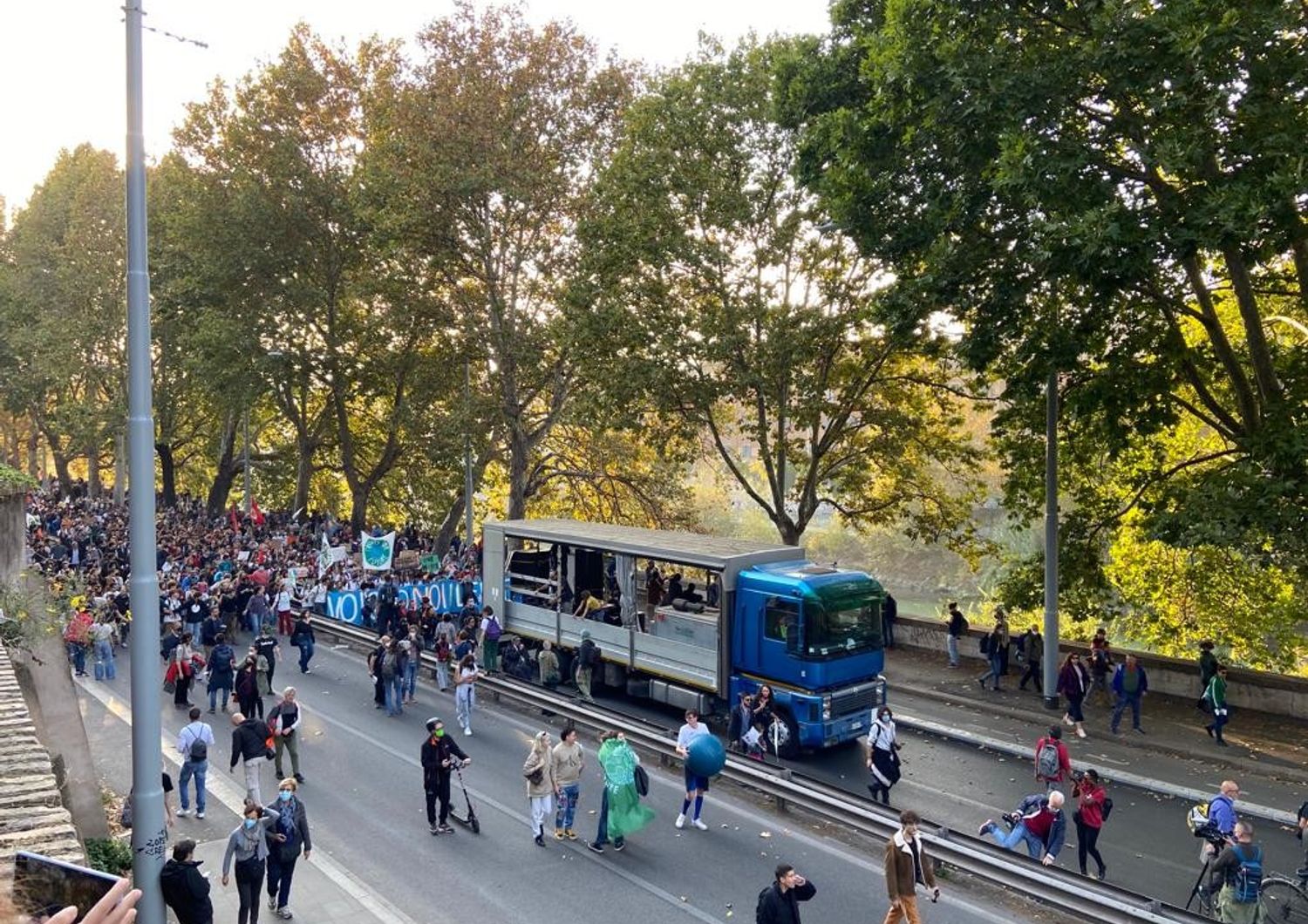 Il corteo Usb sul Lungotevere