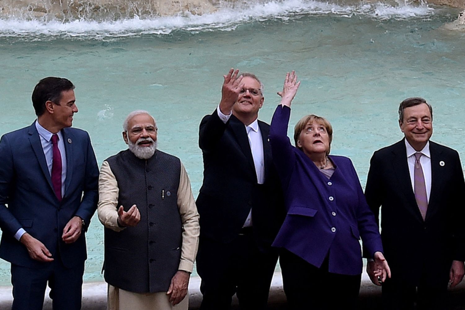 I leader del mondo gettano una monetina nella fontana di trevi