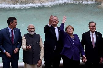 I leader del mondo gettano una monetina nella fontana di trevi