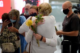 &nbsp;Abbracci all'aeroporto di Sydney dopo la riapertura dei confini in Australia