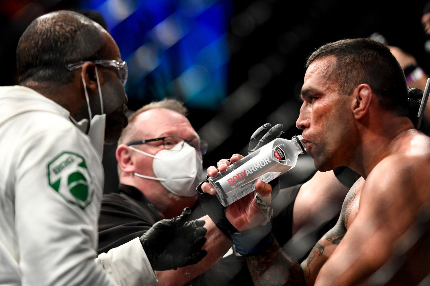 Il pugile Fabricio Werdum beve da una bottiglia di BodyArmor