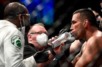 Il pugile Fabricio Werdum beve da una bottiglia di BodyArmor