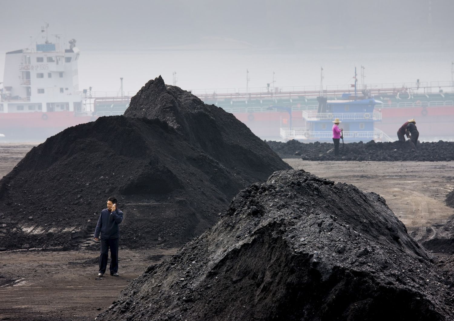 Un deposito di carbone lungo il fiume Yangtze