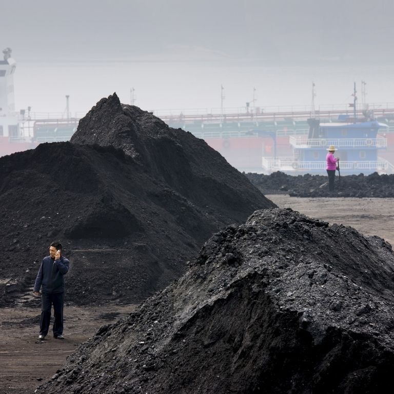 Un deposito di carbone lungo il fiume Yangtze
