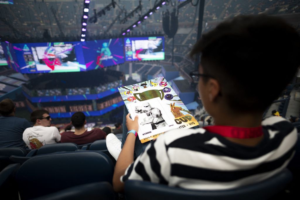 Ragazzo che gioca a Fortnite