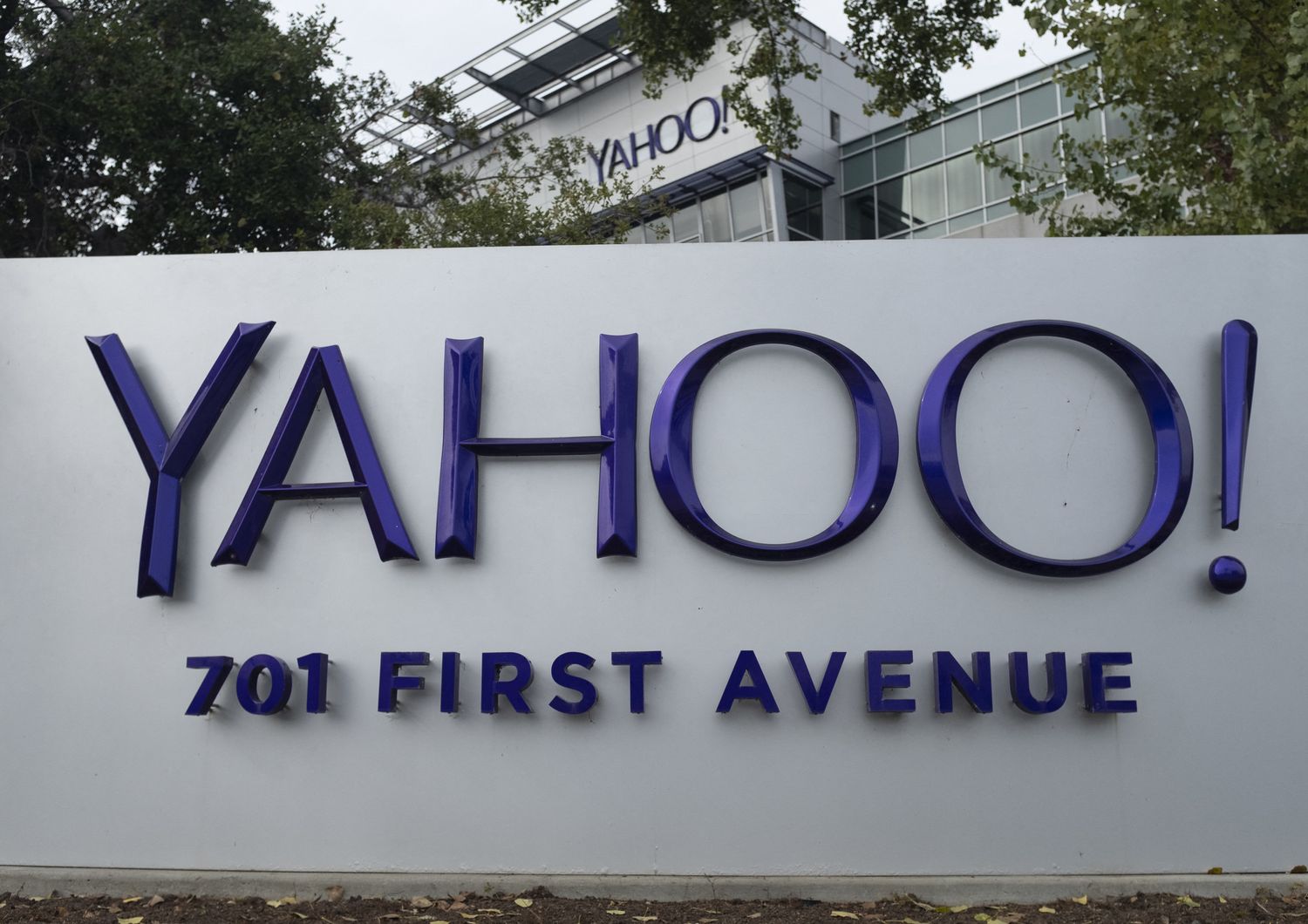 L'insegna davanti alla sede principale di Yahoo a Sunnyvale, in California