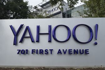 L'insegna davanti alla sede principale di Yahoo a Sunnyvale, in California