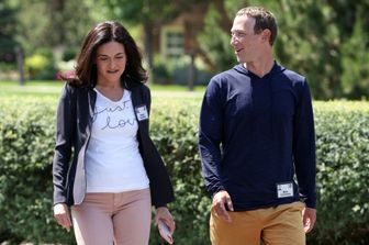 Sheryl Sandberg, chief operating officer di Facebook, con il fondatore Mark Zukerberg