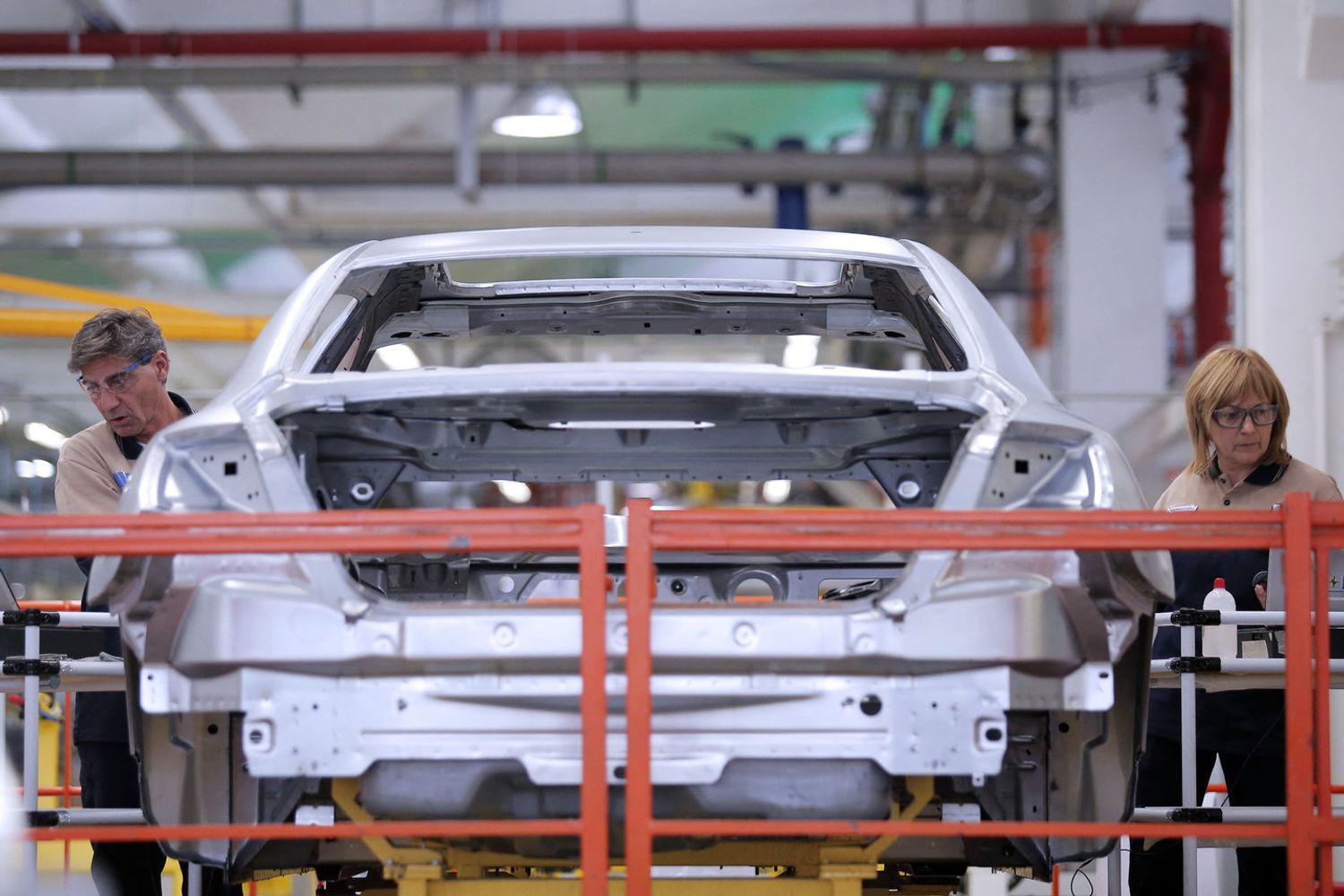 Operai al lavoro in un'azienda di Grugliasco