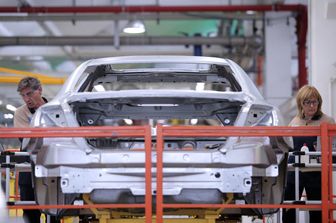 Operai al lavoro in un'azienda di Grugliasco