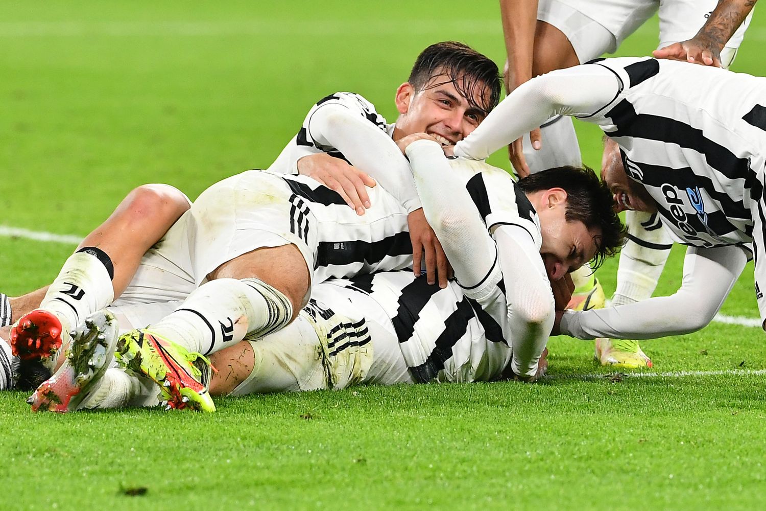 Giocatori della Juventus esultano dopo vittoria con lo Zenit in Champions League