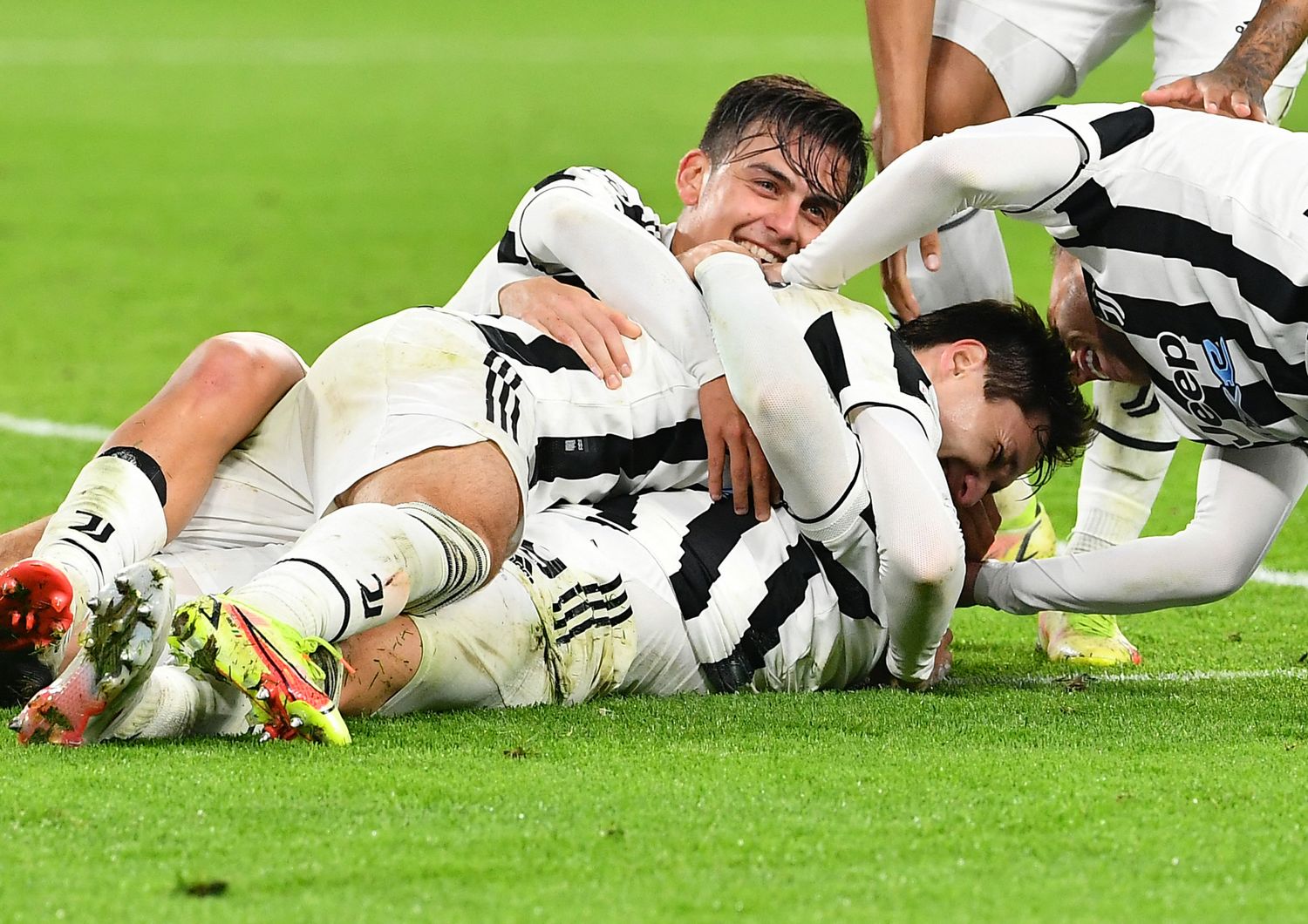 Giocatori della Juventus esultano dopo vittoria con lo Zenit in Champions League