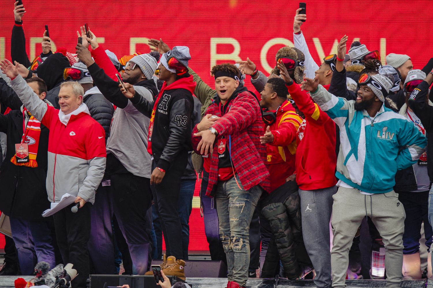 Fan degli Atlanta Braves fanno il gesto del 'tomahawk chop'