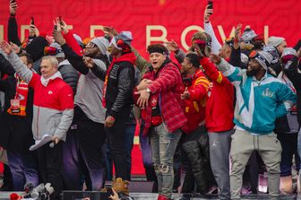 Fan degli Atlanta Braves fanno il gesto del 'tomahawk chop'