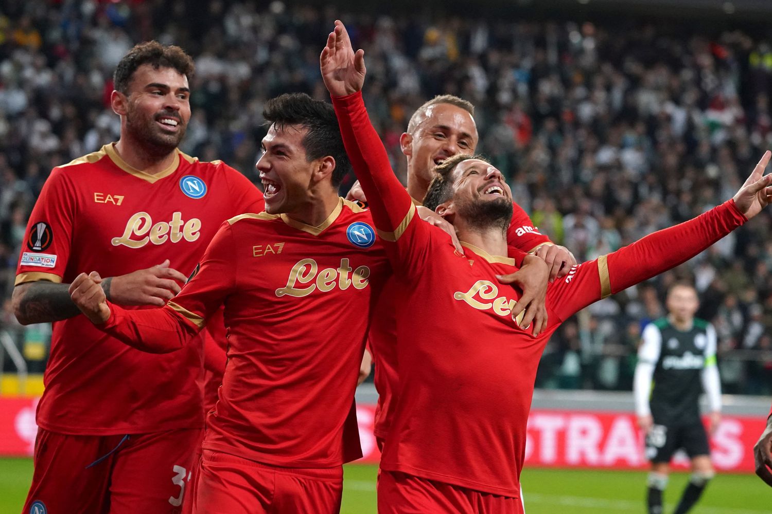 Giocatori del Napoli festeggiano la vittoria contro il Legia Varsavia