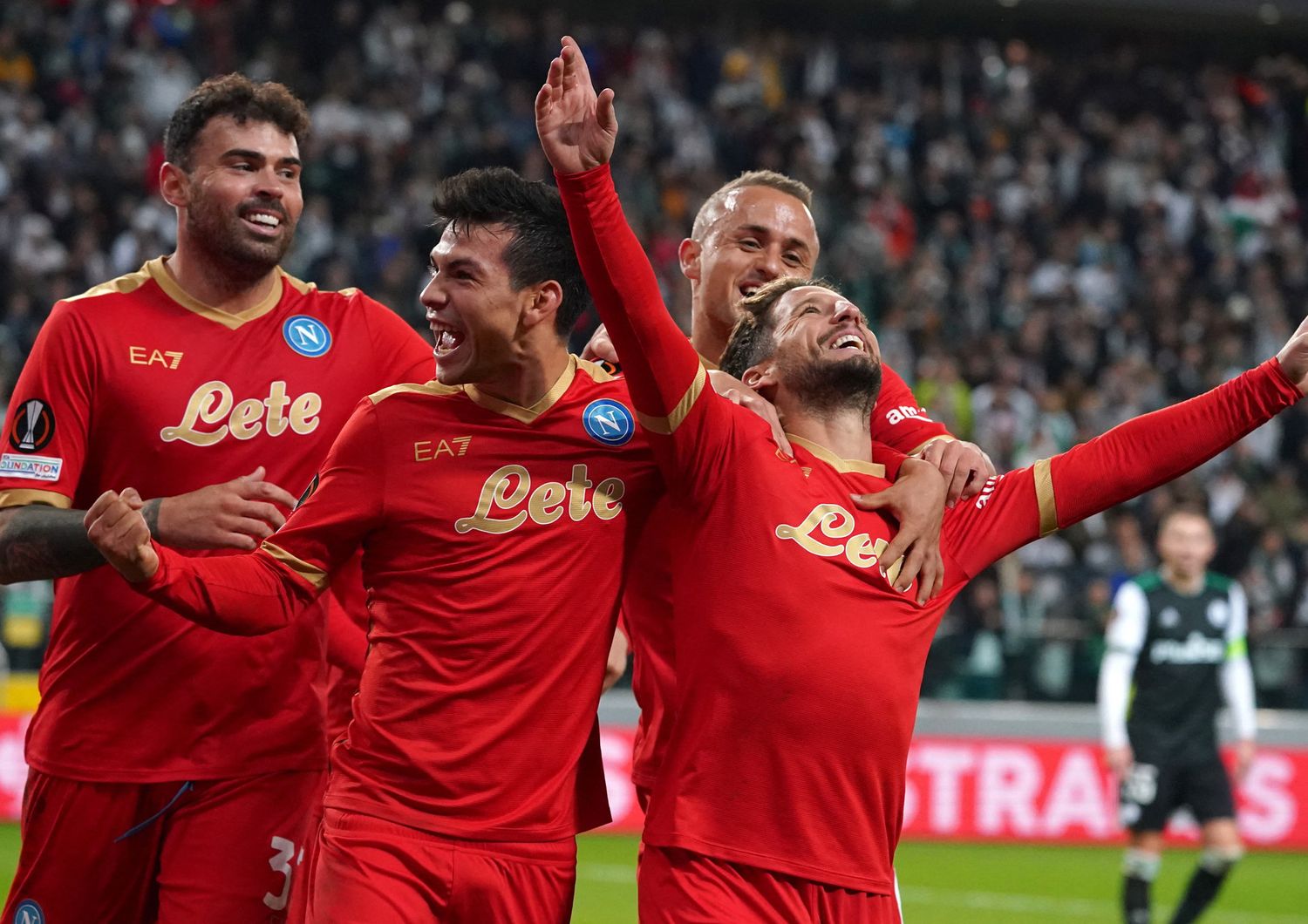 Giocatori del Napoli festeggiano la vittoria contro il Legia Varsavia