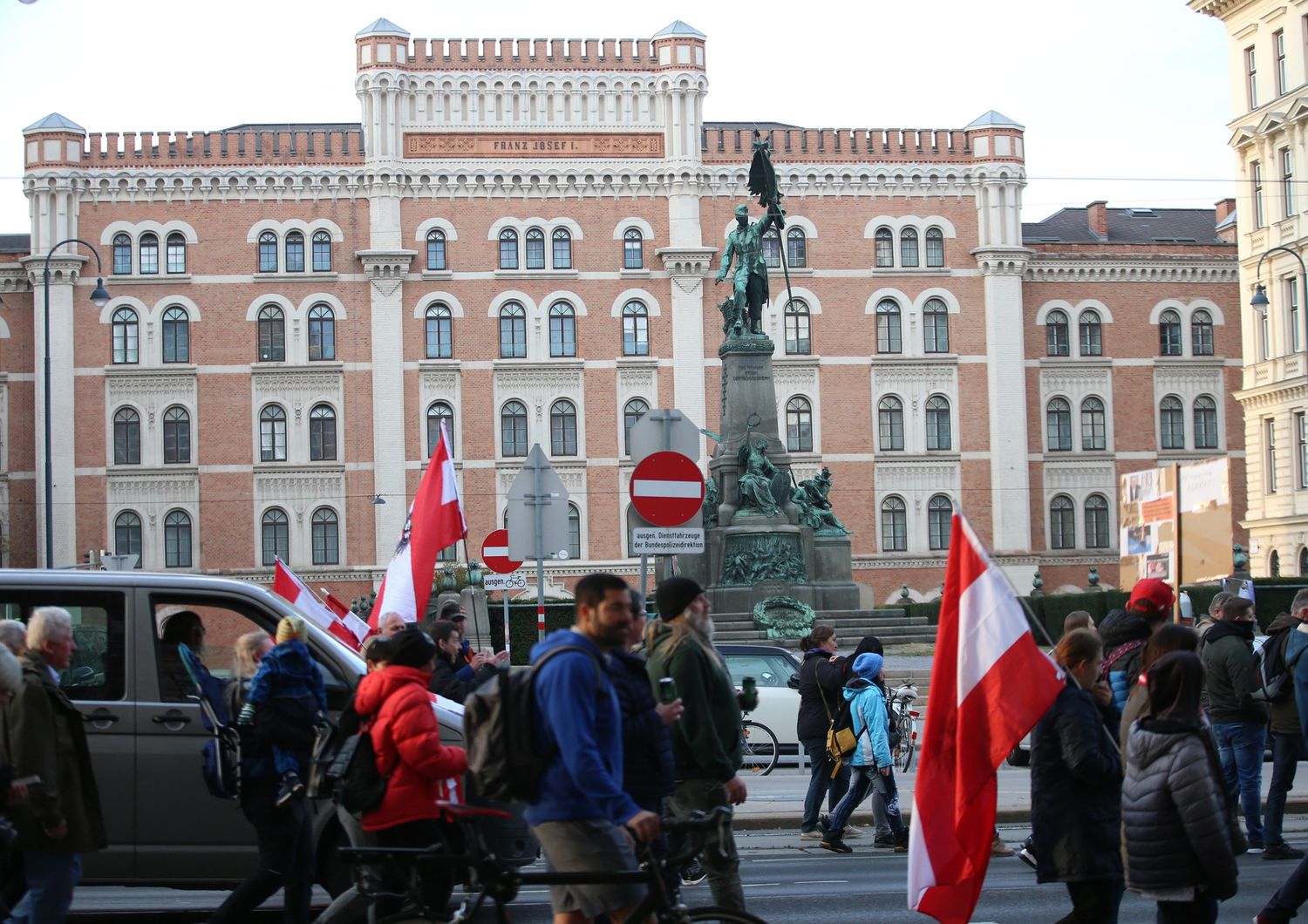 Proteste a Vienna contro le misure per il contenimento del Covid&nbsp;
