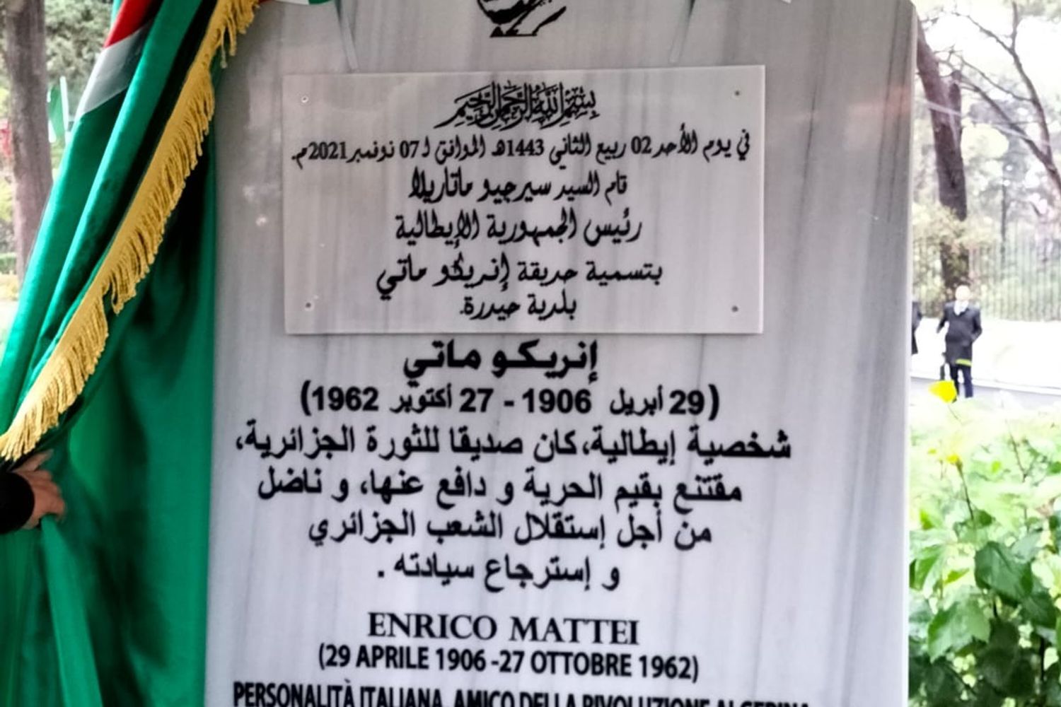 La lapide nel giardino di Algeri dedicato a Enrico Mattei