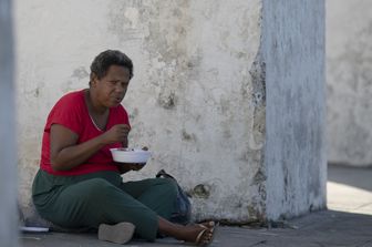 Una donna senzatetto in Brasile, tra i paesi pi&ugrave; colpiti dal Covid