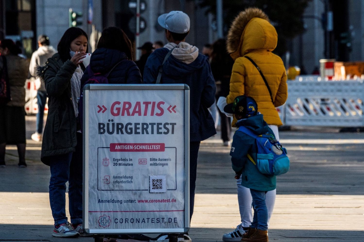 Fila per il tampone rapido a Berlino