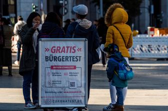 Fila per il tampone rapido a Berlino