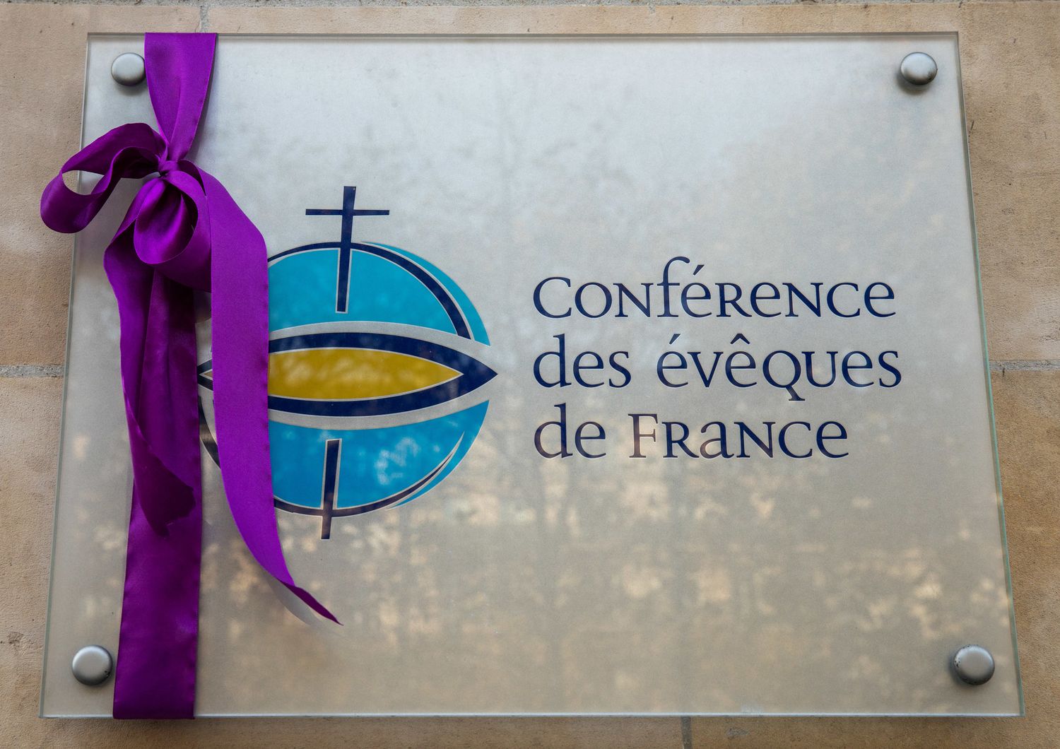 pedofilia chiesa francese vende immobili per risarcire vittime