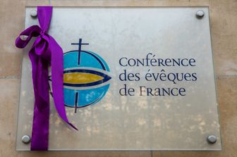 pedofilia chiesa francese vende immobili per risarcire vittime