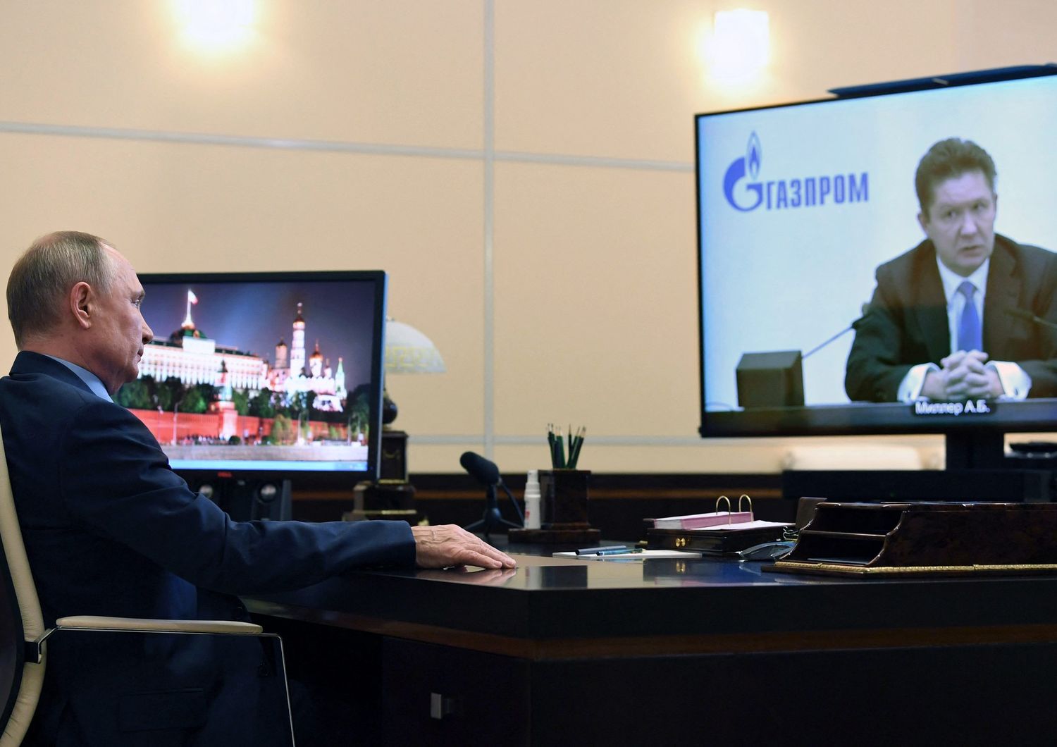 Il presidente della Russia Vladimir Putin in collegamento con il CEO di Gazprom Alexei Miller &nbsp;